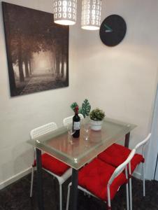 - une table avec 2 chaises et une bouteille de vin dans l'établissement Day Ok Casa Terrasa Beach, à Malgrat de Mar