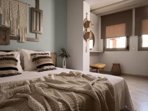um quarto com uma cama com um cobertor em Laura Suites em Zakynthos