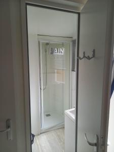 y baño con ducha y puerta de cristal. en Mobilhome 6 pers avec Clim, en Saint-Georges-de-Didonne