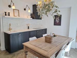 cocina con mesa de madera y comedor en Apartamentos BEJAR - DUCAL, en Béjar