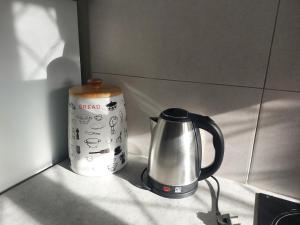 einen Wasserkocher und eine Kaffeekanne auf der Theke in der Unterkunft Vιtamin Sea apartment 8, Απολαυστική διαμονή στον Αλμυροπόταμο! in Almiropótamos