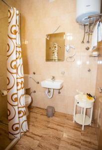 a bathroom with a sink and a toilet at Apartmani i sobe Centar Bugojno in Bugojno