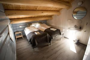 una camera da letto con un letto e un lavandino in mansarda di Billingen Seterpensjonat a Skjåk