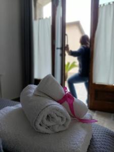 een handdoek zittend op een stapel handdoeken op een bed bij B&B TraMonti in Cusano Mutri