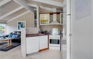 Kuchyň nebo kuchyňský kout v ubytování Holiday Home Råde Strandpark Xii