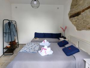 een slaapkamer met een bed met handdoeken erop bij B&B TraMonti in Cusano Mutri