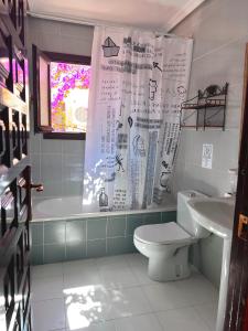Ένα μπάνιο στο Marisol Apartment Vera Playa Andalusia 150 m from the Beach, Spain