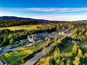 z góry widok na miasto z parkiem w obiekcie Eco Active Resort PIENINY w Czorsztynie