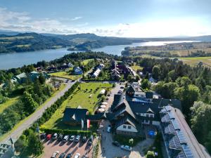 widok z lotu ptaka na ośrodek wczasowy z jeziorem w obiekcie Eco Active Resort PIENINY w Czorsztynie