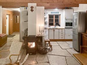 cocina con chimenea en el medio de una habitación en Holiday home Ljugarn II en Ljugarn