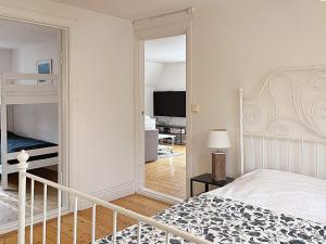 1 dormitorio con litera y espejo en Holiday home ÅKERSBERGA V, en Åkersberga