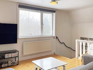uma sala de estar com um sofá e uma janela em Holiday home ÅKERSBERGA V em Akersberga