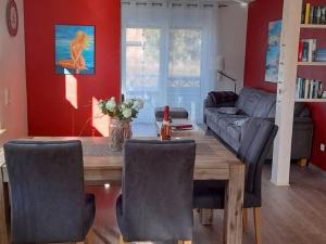 ein Wohnzimmer mit einem Holztisch und Stühlen in der Unterkunft Modern Holiday Home in Wiek with Garden in Wiek auf Rügen 