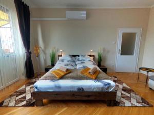מיטה או מיטות בחדר ב-DEX Apartman