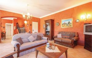 un soggiorno con divano e tavolo di Stunning Home In Menfi Ag With Kitchen a Porto Palo