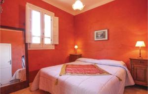 1 dormitorio con paredes rojas, 1 cama y ventana en Stunning Home In Menfi Ag With Kitchen, en Portopalo di Capo Passero