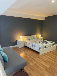 um quarto com uma cama grande e 2 candeeiros em Apartamentos Marquesado em Madri