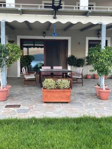 A garden outside Villa Marina a breath away from the sea