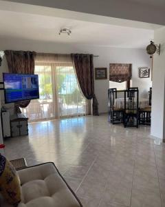 A television and/or entertainment centre at Villa Marina a breath away from the sea