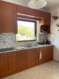 A kitchen or kitchenette at Villa Marina a breath away from the sea