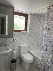 A bathroom at Villa Marina a breath away from the sea