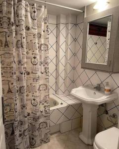 A bathroom at Villa Marina a breath away from the sea