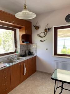 A kitchen or kitchenette at Villa Marina a breath away from the sea