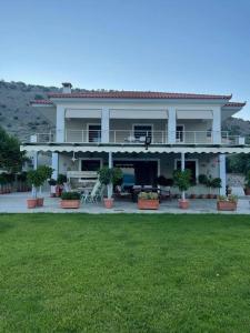 A garden outside Villa Marina a breath away from the sea Még 18 kép