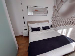 een slaapkamer met een bed met een zwart-witte deken bij Rossodisera in Sarzana