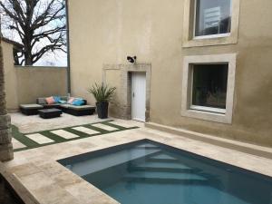 uma casa com piscina num quintal em Agréable bastide provençale avec piscine em Barcelonne