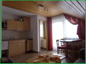 eine Küche und ein Esszimmer mit einem Tisch, einer Küche und einem Esszimmer in der Unterkunft Haus Fechtig, Wohnung Typ B in Bonndorf im Schwarzwald