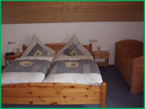 ein Schlafzimmer mit 2 Betten mit Kissen darauf in der Unterkunft Haus Fechtig, Wohnung Typ B in Bonndorf im Schwarzwald