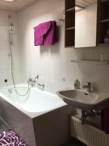 ein Badezimmer mit einem Waschbecken, einer Badewanne und einem Waschbecken in der Unterkunft Haus Fechtig, Wohnung Typ B in Bonndorf im Schwarzwald