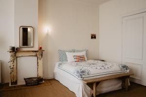 Un dormitorio con una cama y un espejo en la pared. en B&B de Koornzak1708, en Middelburg