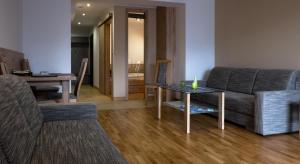 un soggiorno con un divano e un tavolo di Apartament Wiślany Sen a Wisła