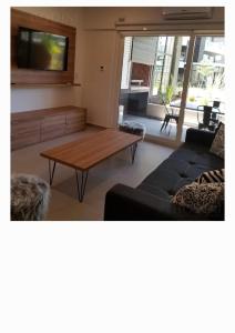 a living room with a couch and a coffee table at Pinamar, Complejo Premium en Pinamar Norte in Ostende