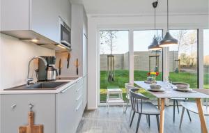 Dapur atau dapur kecil di Lovely Apartment In Lembruch-dmmer See With Wifi