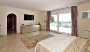 1 dormitorio con cama grande y ventana grande en Marbella Villa Sea View 10 Bedrooms, en Estepona