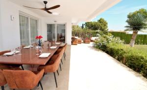 comedor con mesa y sillas en Marbella Villa Sea View 10 Bedrooms, en Estepona
