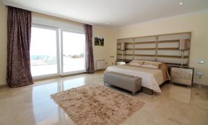 Ένα ή περισσότερα κρεβάτια σε δωμάτιο στο Marbella Villa Sea View 10 Bedrooms +39 φωτογραφίες