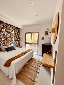 1 dormitorio con cama grande y ventana grande en Casa Esmeralda - holiday apartment Costa Blanca, en Ciudad Quesada