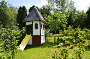 ein kleines Spielhaus mit Rutsche im Hof in der Unterkunft Haus Kaspers in Kelberg