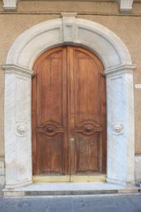 una gran puerta de madera en el lateral de un edificio en I Due Leoni La Spezia, en La Spezia