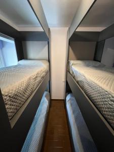 two bunk beds in a small room with at Wynwood Extreme Hostel in Villa Carlos Paz