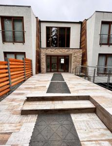 un edificio con una escalera frente a un edificio en Patagonia Host, JAMA en Villa La Angostura