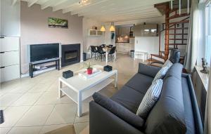 ein Wohnzimmer mit einem Sofa und einem Tisch in der Unterkunft Gorgeous Home In Westende With Kitchen in Middelkerke