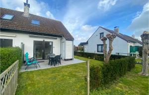 uma casa com um quintal com um pátio em Gorgeous Home In Westende With Kitchen em Middelkerke
