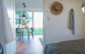 um quarto com uma cama e uma mesa com cadeiras em Beach Front Apartment In Lembruch-dmmer See With Kitchenette em Lembruch
