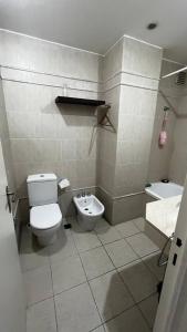 łazienka z toaletą i umywalką w obiekcie Dpto en Puerto Madero w BuenosAires
