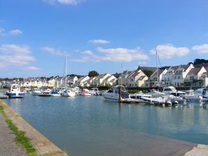 Ein Haufen Boote, die in einem Yachthafen mit Häusern angedockt sind. in der Unterkunft 1 Dinas cottages in Caernarfon